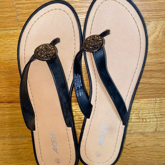 Ardene Flipflops - Picture 2 of 8